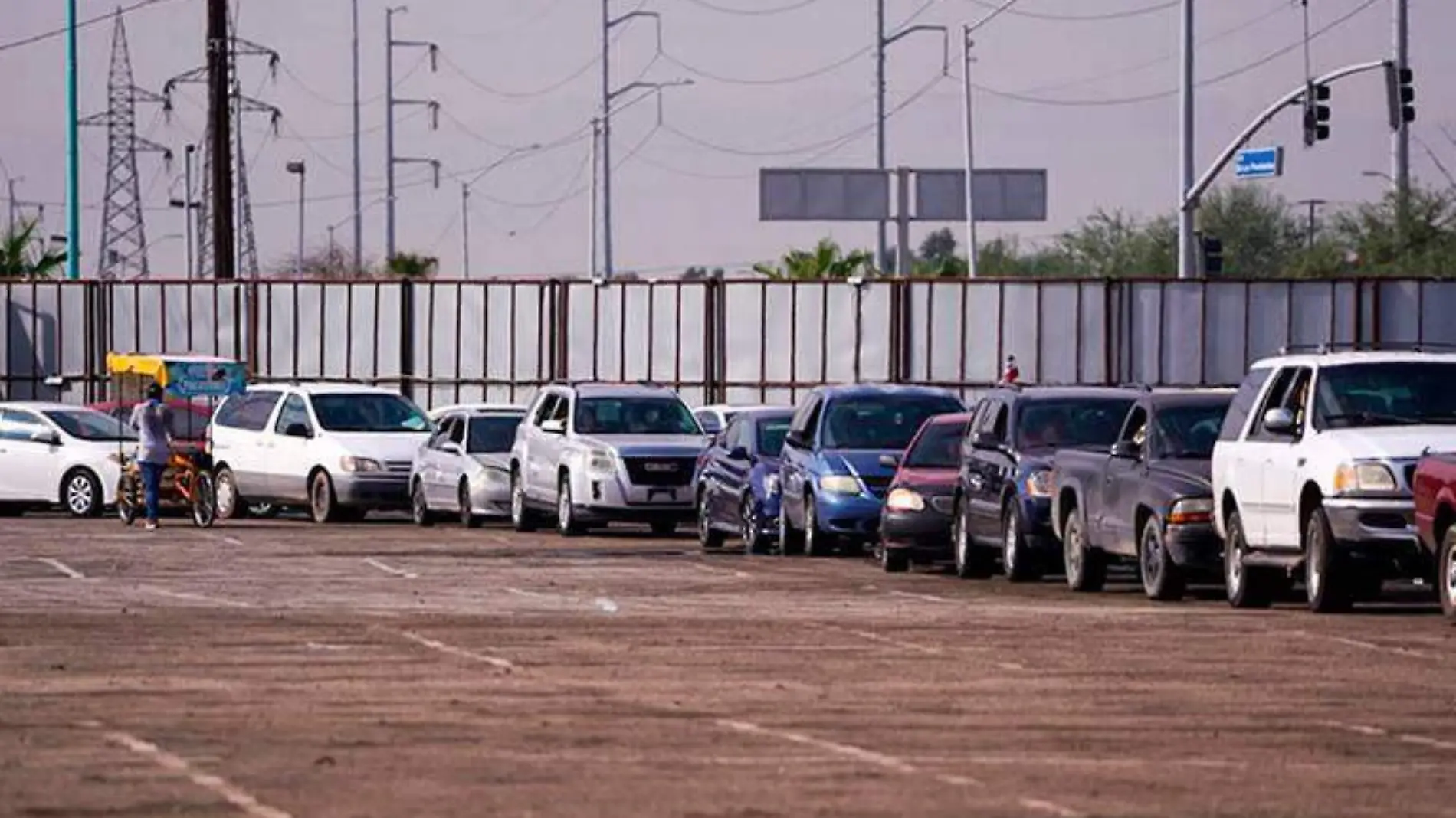 Fila de espera para los trámites de la regularización de vehículos chocolates